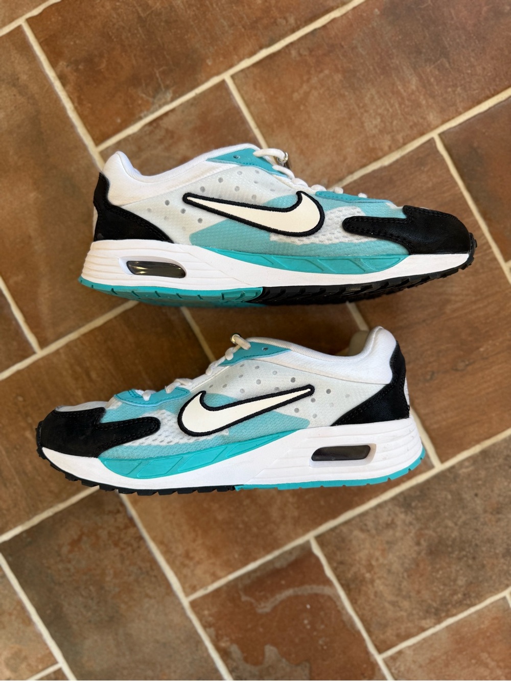 Nike Air Max Solo Kids Sneakers in White & Teal Size 4